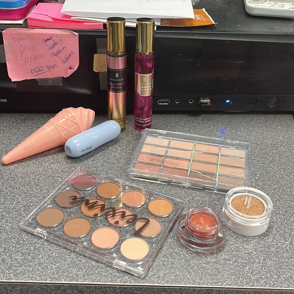 Makeup bundle 30 pcs price firm all new - Picture 3 of 5